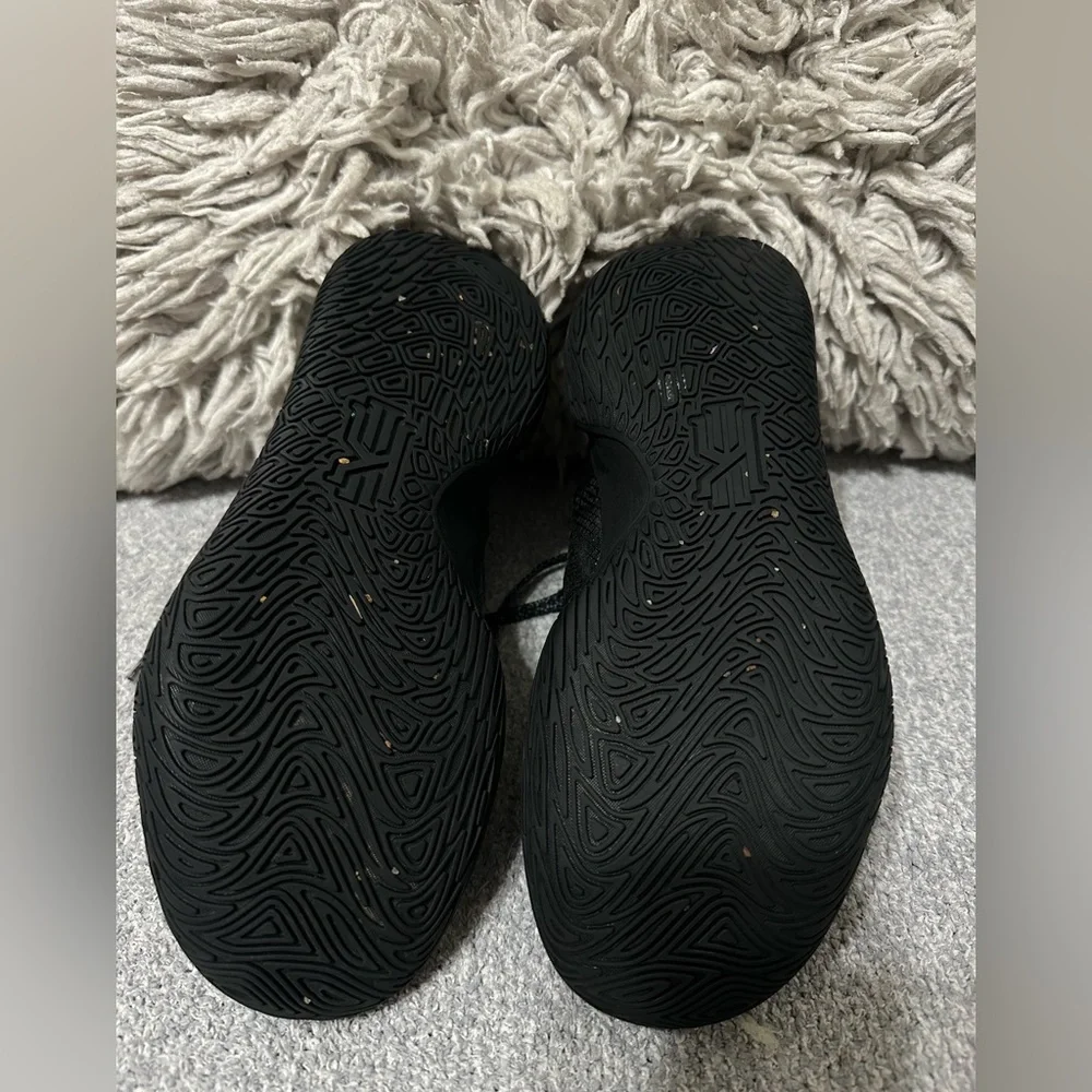 Nike Kyrie Black Basketball Shoes – Big kids 5.5 / Women’s 7